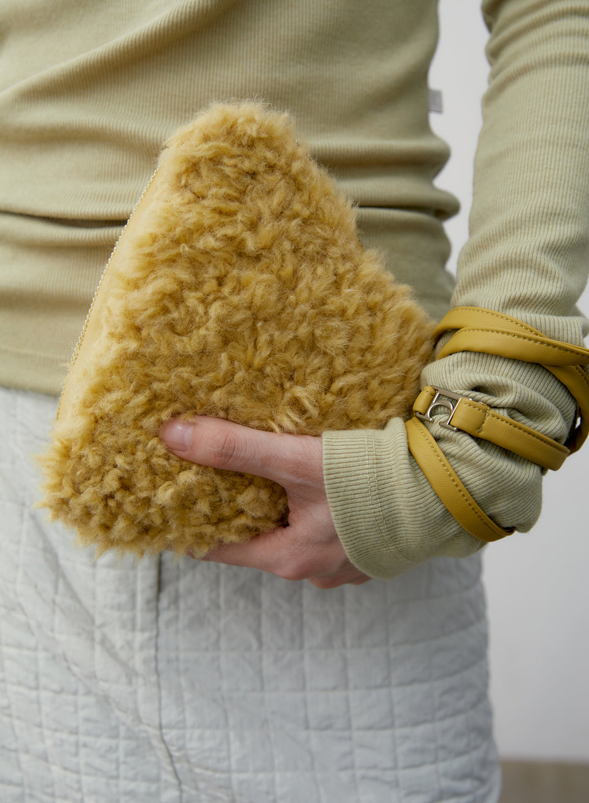 [LOW CLASSIC] / ☆ 24FW FUR TRIANGLE POP-UP BAG / YELLOW Yellow Fur Triangle Pop-up Bag – MANIFESTO